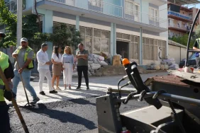 bornova-belediyesi-asfalt-ve-beton-atilimiyla-mahalleleri-yeniliyor-JAw9ETlW.webp