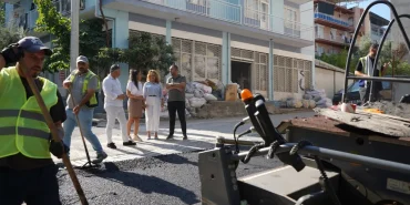 bornova-belediyesi-asfalt-ve-beton-atilimiyla-mahalleleri-yeniliyor-JAw9ETlW.webp