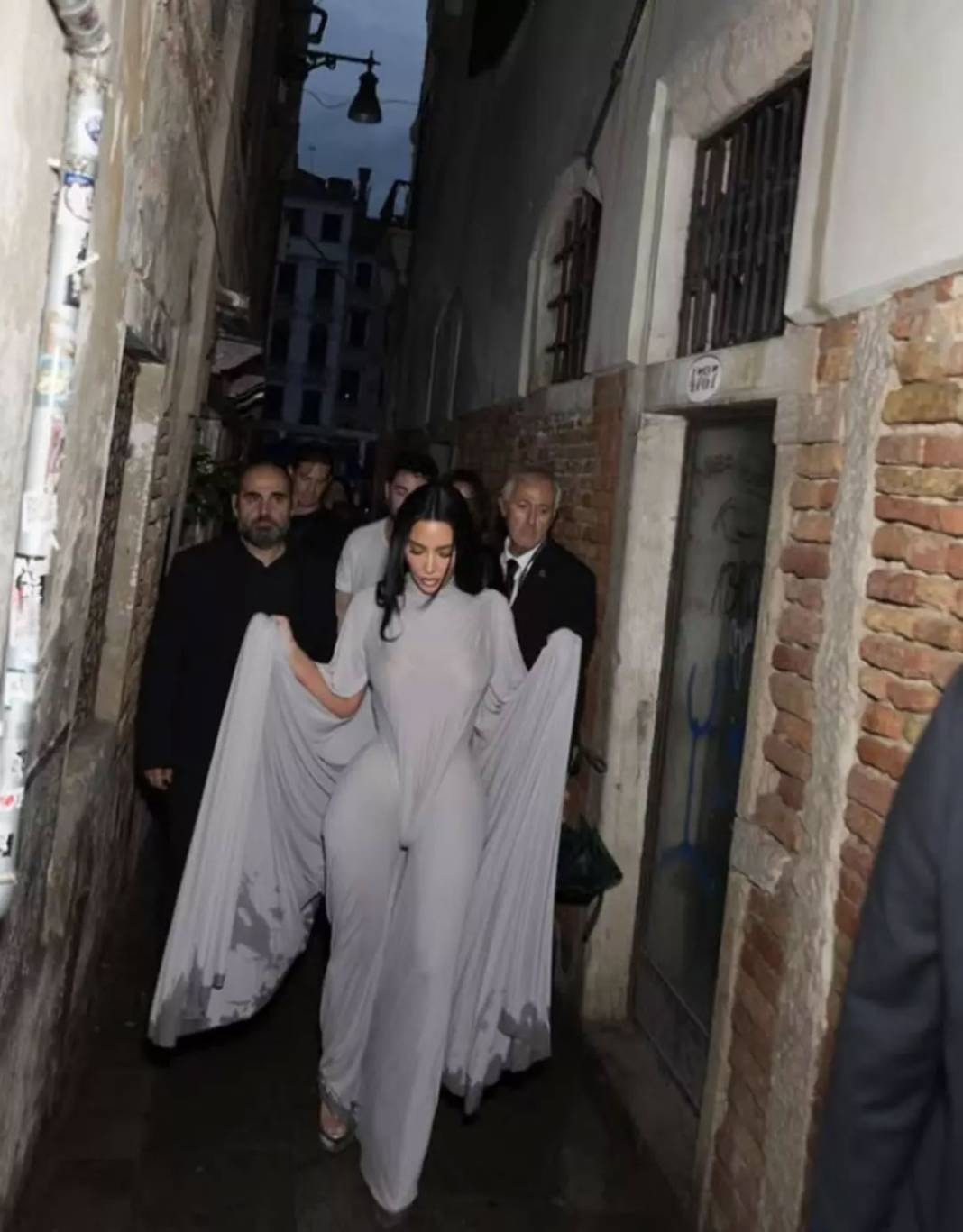Kim Kardashian'ın Cesur Moda Tercihi Gündem Oldu