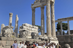 lokman-hekim-vakfi-bergama-asklepionunu-ziyaret-etti-UCMmX4x1.jpg