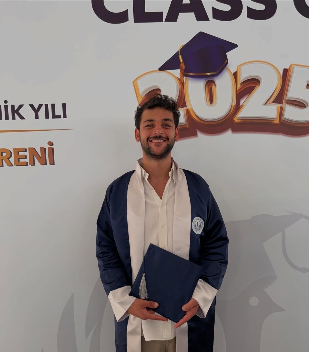 Hem televizyon hem de sosyal medyada aktif olan ünlü şef Mehmet Yalçınkaya’nın 50 yaşındaki oğlu Utkan Yalçınkaya, bugün yaptığı paylaşımla gurur gününü kutladı. Instagram’dan oğluyla birlikte çekilmiş bir fotoğraf paylaşan Yalçınkaya, şu ifadeleri kullandı: “Bugün gurur verici bir gün. Aslanım, sevgili oğlum Utkan Yalçınkaya Gastronomi mezunu oldu. Bizim için büyük gurur. Ailede artık diplomalı aşçımız var. Yolun açık olsun evlat, yolun bahtın açık olsun.”