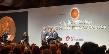 2025-koc-universitesi-rahmi-m-koc-bilim-madalyasinin-sahibi-prof-dr-ufuk-akcigit-oldu-zAI4Wqnj.jpg