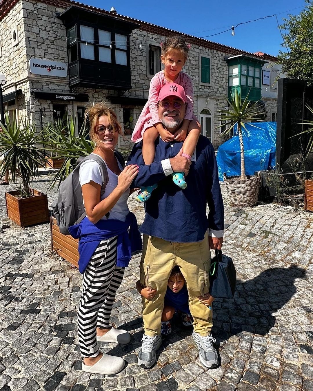 İzmir Urla’ya yerleşen oyuncu Doğa Rutkay Kamal, yeni yaşam düzenini ve komşularının isteklerini paylaştı.