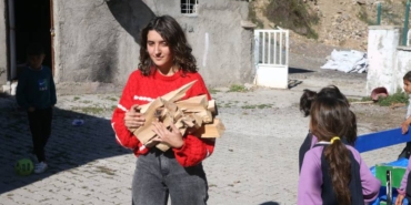 goreve-baslayinca-soba-yakmayi-ogrendi-derya-ogretmen-okulunun-hem-muduru-hem-ogretmeni-hem-de-G7u7ylbD.jpg