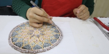 antik-kentten-cikarilan-mozaikler-kadinlarin-emegiyle-dekoratif-eserlere-donusuyor-WylCNCTZ.jpg