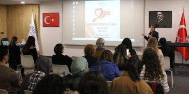 biruni-universitesi-dunya-aids-gununde-farkindalik-gelistirmek-icin-gerceklestirilen-sempozyuma-ev-sahipligi-yapti-aXDnramr.jpg