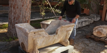 cesme-yalagi-olarak-kullanilan-mermer-kuvet-dikkatleri-uzerine-topladi-roma-doneminden-yeni-buluntular-efes-QvH5m3h4.jpg