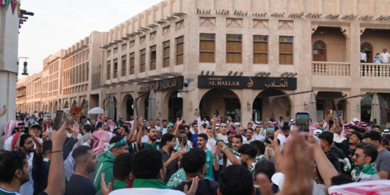 FIFA Arap Kupası için Doha’ya gelen taraftarlar soluğu tarihi çarşıda aldı: Suk Vaakıf adeta festival alanına dönüştü