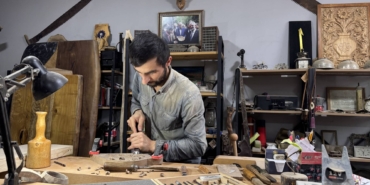 harita-muhendisligini-birakti-agac-parcalarini-isleyerek-ahsabi-sanat-eserlerine-donusturuyor-Fci5XPiw.jpg