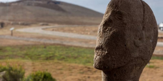 Kazı Başkanı Doç. Dr. Özdoğan Taştepeler kazısında keşfedilen ağzı dikili heykelin sırrını anlattı: Bir ölüm ritüelinin parçası olabilir