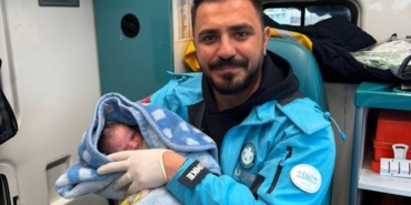 sanliurfada-ambulansta-dogum-yapan-kadin-bebegine-saglik-calisaninin-ismini-verdi-H78qNnX3.jpg