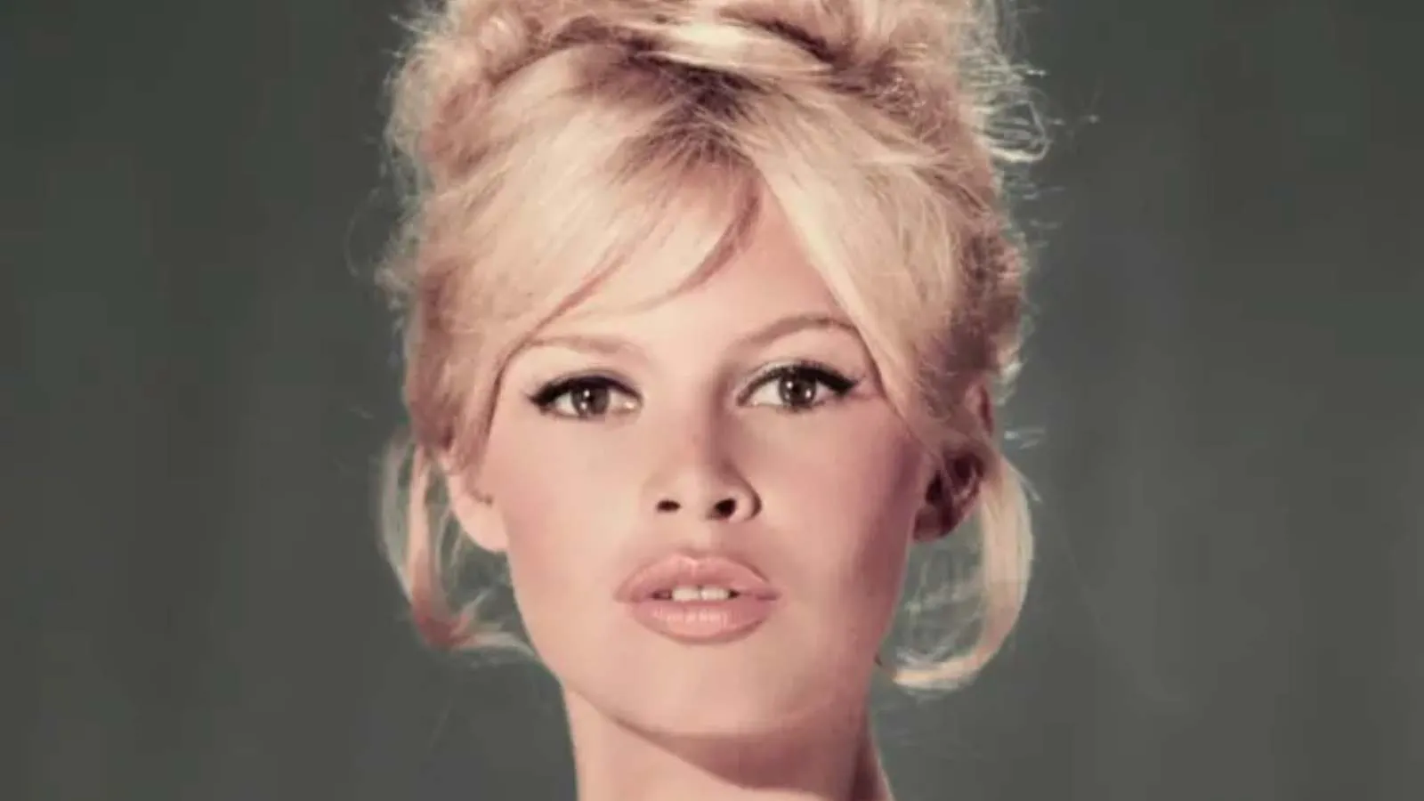 brigitte-bardot-1950lerde-sinemada-devrim-yaratan-sarisin-bomba-7RhyWGpf.webp
