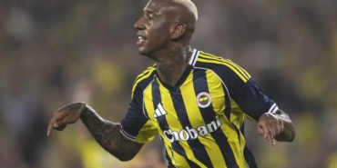 fenerbahcenin-yildizindan-surpriz-hamle-anderson-talisca-5-yillik-sevgilisine-evlilik-teklifi-etti-6YG984Yt.jpg