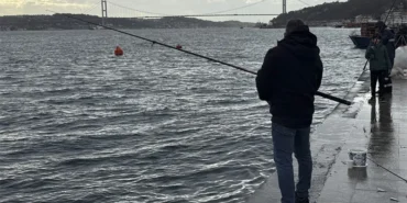 istanbulda-olta-balikcilari-lodosu-firsata-cevirdi-buyuk-baliklar-ortaya-geliyor-kucuk-baliklar-da-kiyiya-ShlijwMj.webp