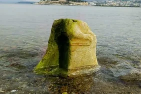 kusadasinda-deniz-suyu-cekildi-roma-donemine-ait-mermer-kaide-ortaya-cikti-9qyjayHH.webp