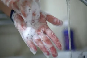 bilim-el-hijyeninde-hangisini-oneriyor-sabun-mu-dezenfektan-mi-AmEBeKeW.webp