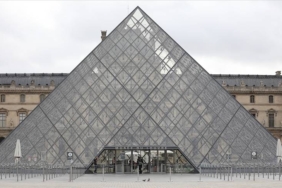 louvre-muzesi-yeni-yila-grevlerle-devam-ediyor-iscilerin-protestosu-sebebiyle-ziyaretci-girisleri-kapatildi-Sj1H2EYe.jpg