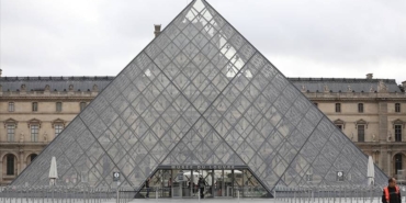 louvre-muzesi-yeni-yila-grevlerle-devam-ediyor-iscilerin-protestosu-sebebiyle-ziyaretci-girisleri-kapatildi-Sj1H2EYe.jpg