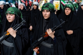 İran Devlet Medyasından Olası Dış Tehditlere Karşı Silahlandırılan Kadınların Eğitim Görüntüleri